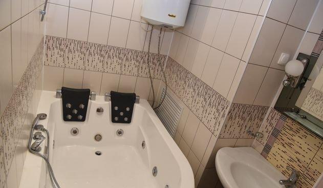 Продажа 2-комнатной квартиры, Краснодар, улица Академика Лукьяненко,  103